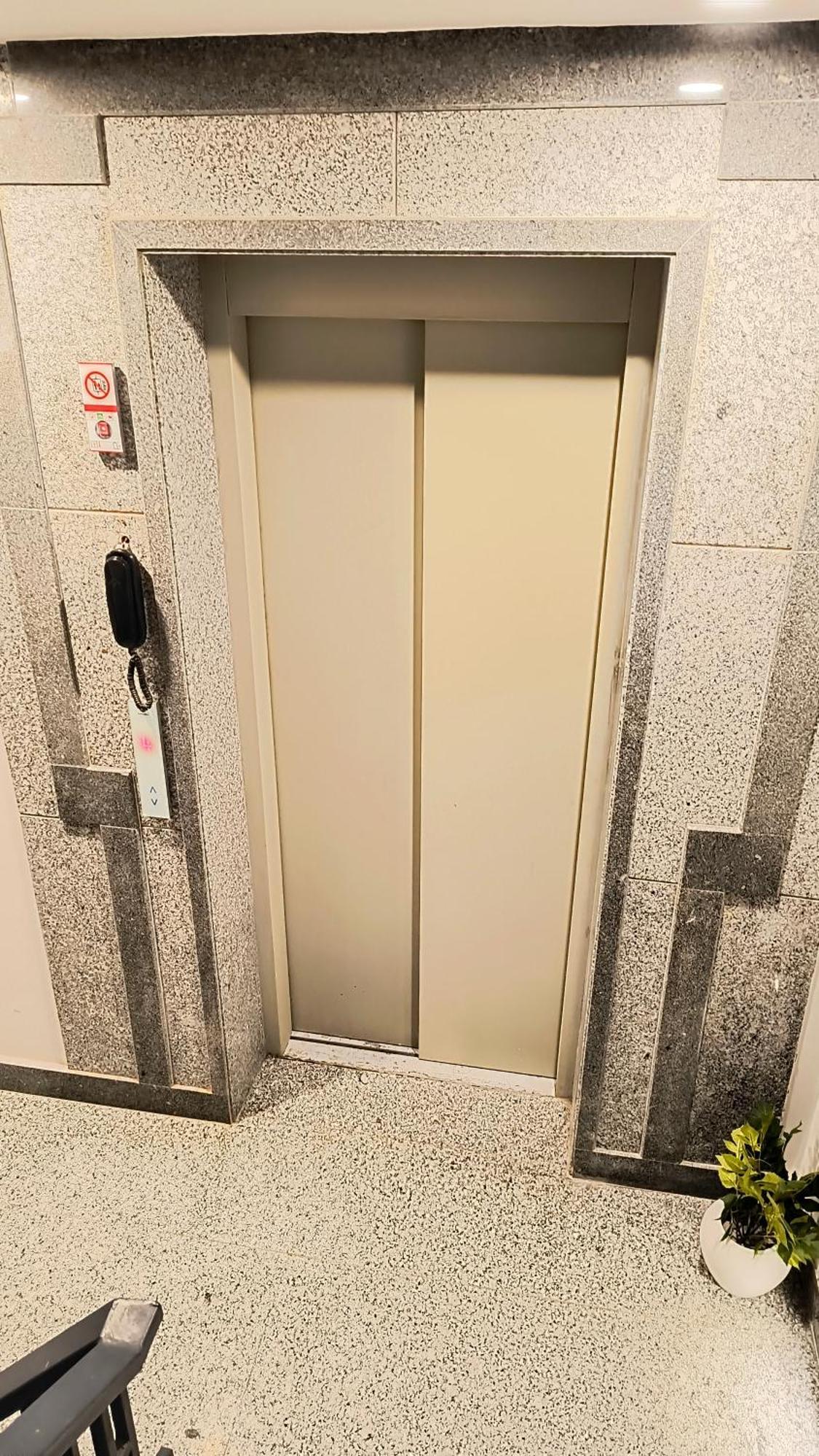 Hotel Gianmala Residency South Extension Near Aiims Delhi Нью-Дели Экстерьер фото